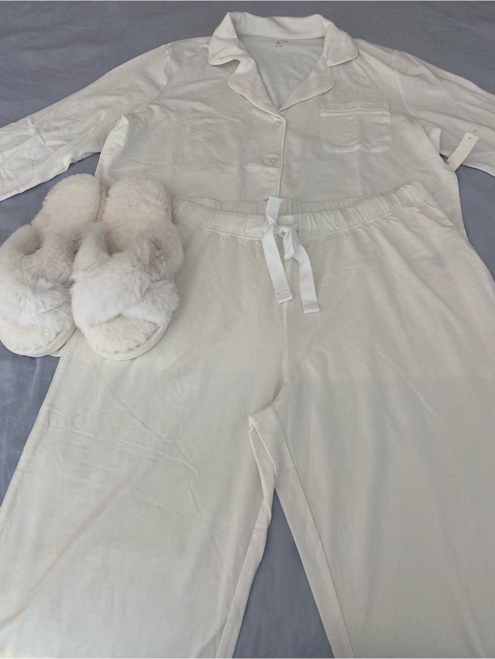 Amazon Essentials Women's Cream Button-Front Pajama Set with Plush Slippers